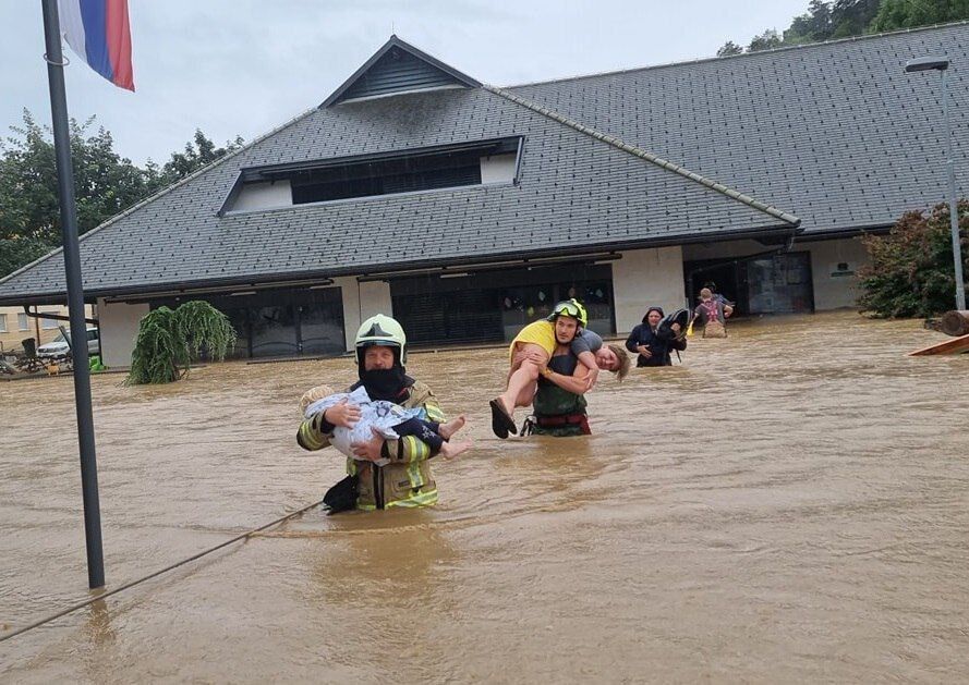 Словенія потерпає через масштабні повені: загинули щонайменше троє людей. Фото і відео