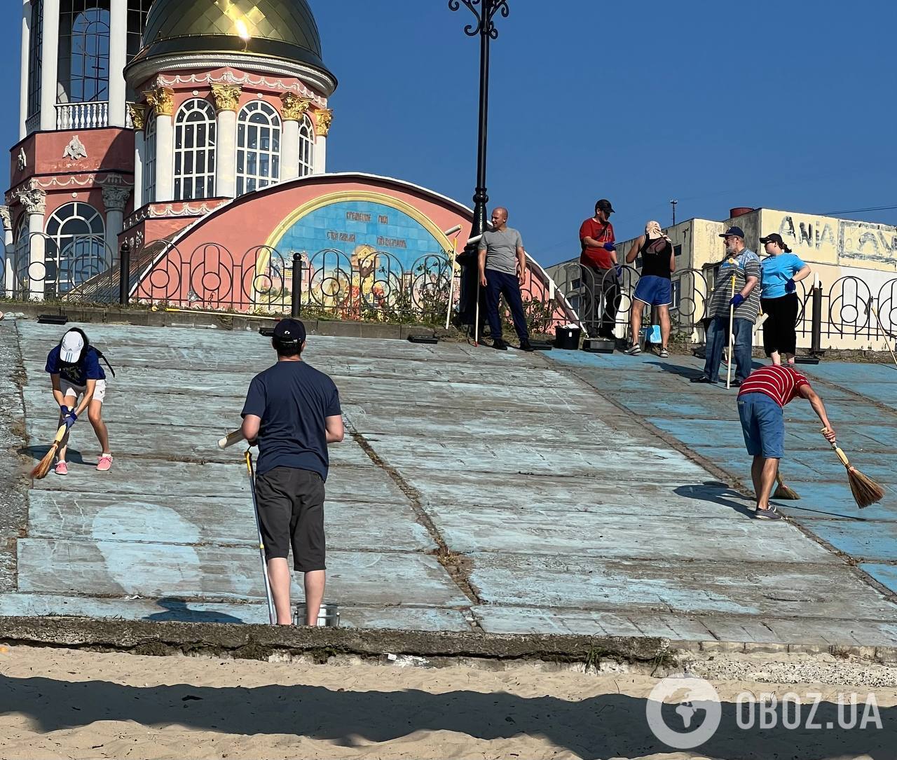 У Києві на Оболоні активісти відновили найбільший в Україні кримськотатарський прапор. Фото