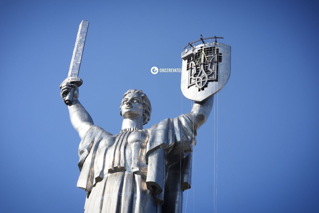 В Киеве установили украинский герб на щите "Родины-матери". Фото