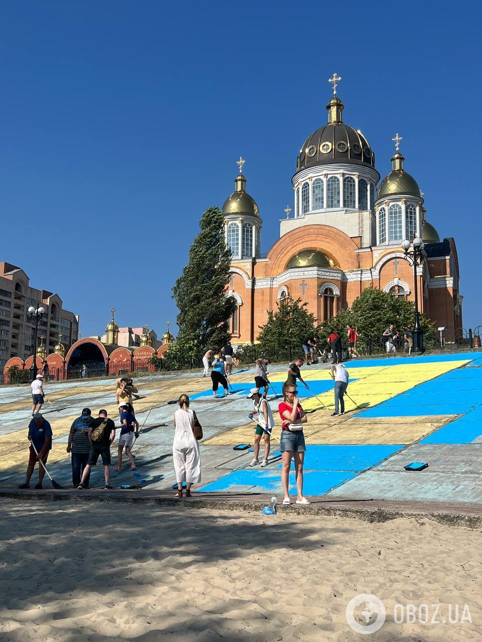 В Киеве на Оболони активисты восстановили самый большой в Украине крымскотатарский флаг. Фото