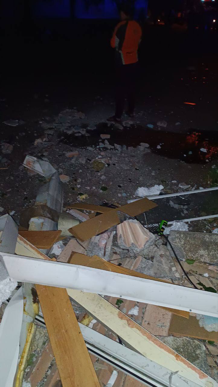 В Полтаве произошел взрыв в многоэтажке, есть пострадавшие: повреждено несколько квартир. Фото