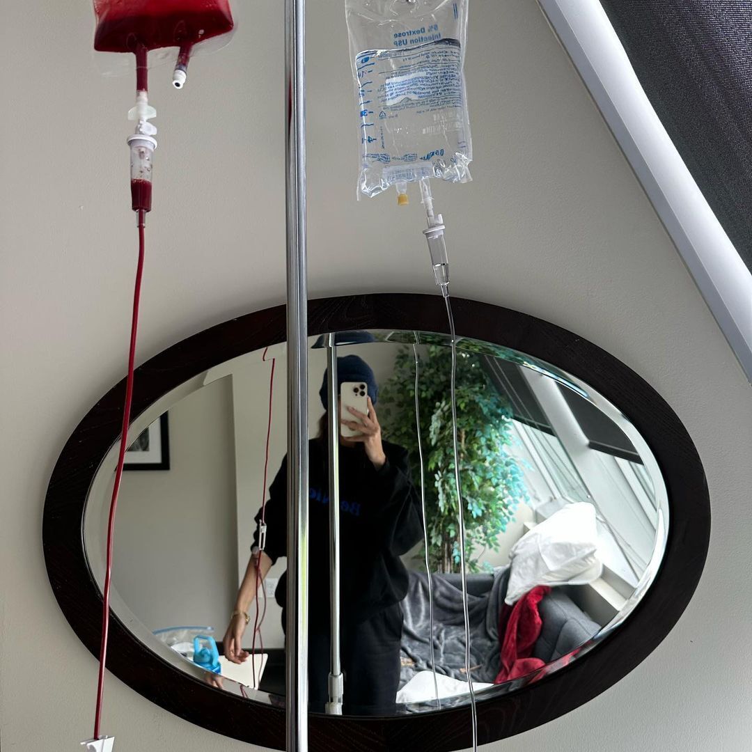 Супермодель Белла Хадід розповіла про важку хворобу, з якою боролася 15 років, показавши лякаючі фото з лікарні