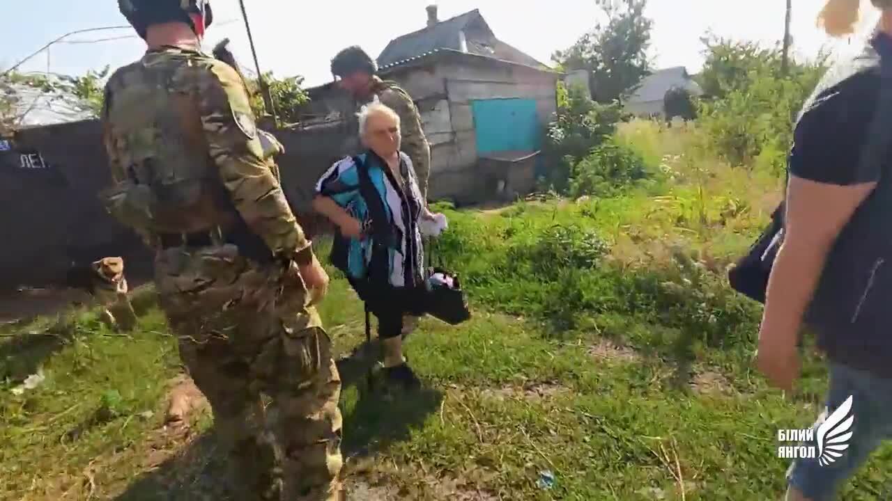 Спасли почти 300 человек из Курахово: в полиции показали работу группы "Белый ангел". Видео
