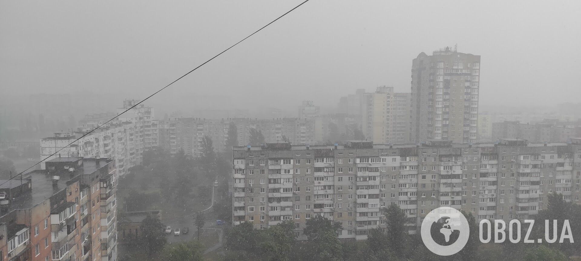 Київ 7 серпня накрила сильна гроза: погіршилась видимість, сильні пориви вітру. Фото і відео