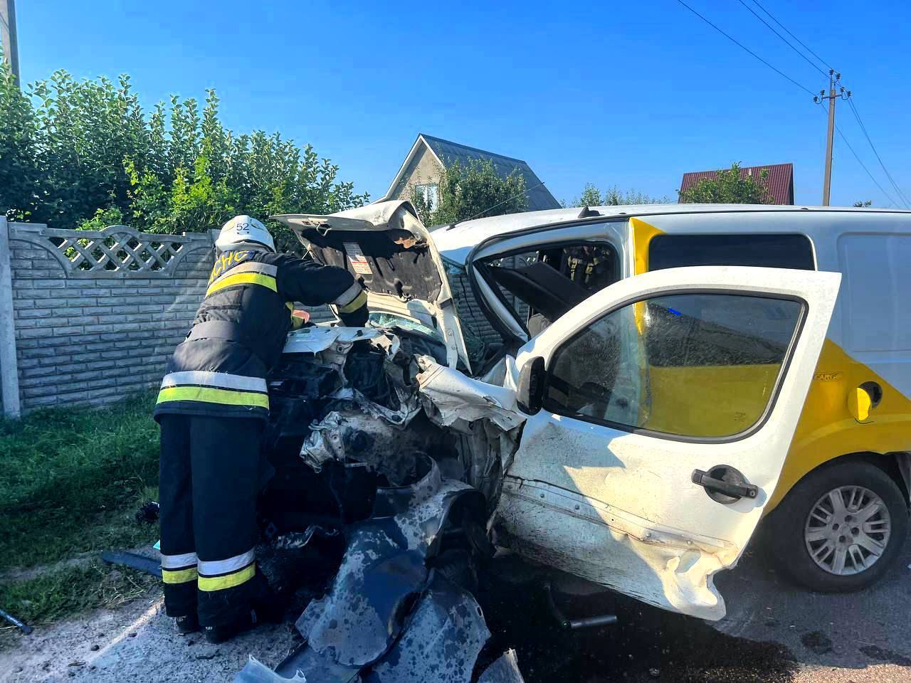 На Київщині припаркований легковик, який протаранив BMW, відкинуло на пішоходів: є постраждалі. Фото