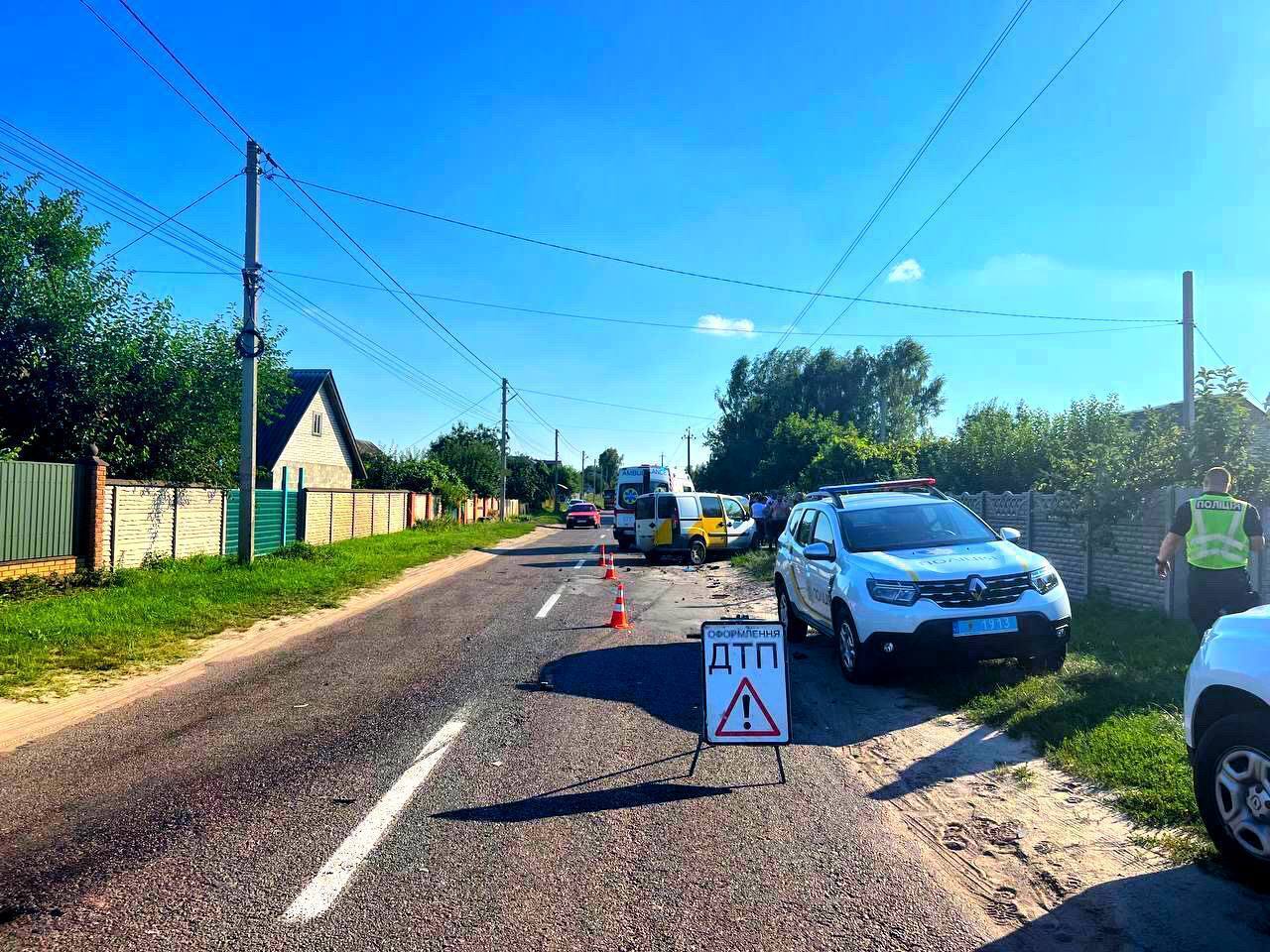 На Київщині припаркований легковик, який протаранив BMW, відкинуло на пішоходів: є постраждалі. Фото