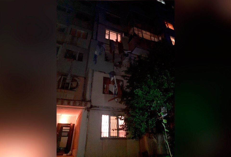 В Полтаве произошел взрыв в многоэтажке, есть пострадавшие: повреждено несколько квартир. Фото