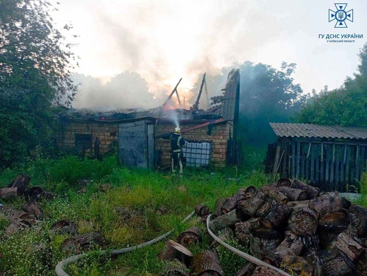 На Київщині 7 серпня блискавки стали причиною кількох пожеж у житловому секторі