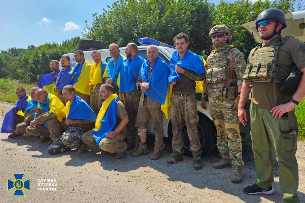 В Украину из плена вернулись еще 22 украинских воина: самому старшему 54 года, самому младшему – 23. Фото и видео