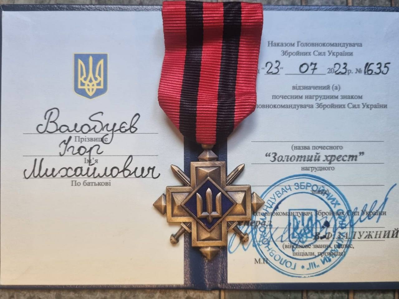Колишній топменеджер путінського банку, який воює проти військ РФ, отримав нагороду від Залужного. Фото