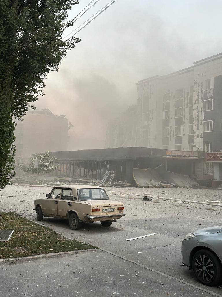 Росіяни обстріляли Покровськ на Донбасі та влучили у житлову багатоповерхівку: кількість загиблих зросла до семи. Фото і відео