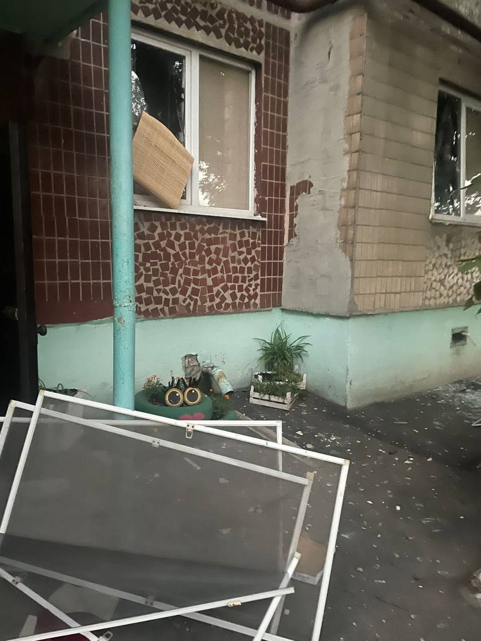 Россияне обстреляли Покровск на Донбассе и попали в жилую многоэтажку: количество погибших возросло до семи. Фото и видео