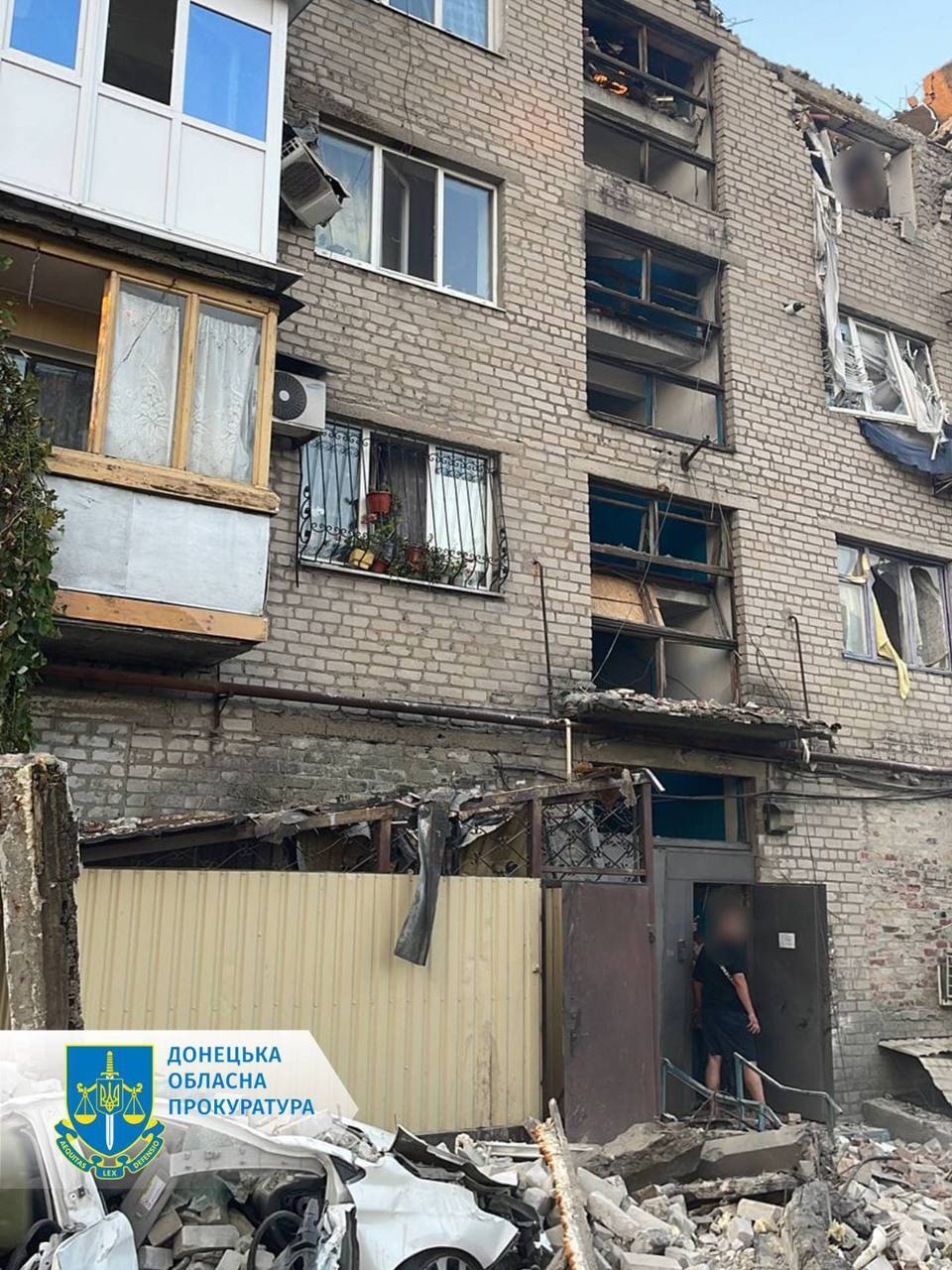 Росіяни обстріляли Покровськ на Донбасі та влучили у житлову багатоповерхівку: кількість загиблих зросла до семи. Фото і відео
