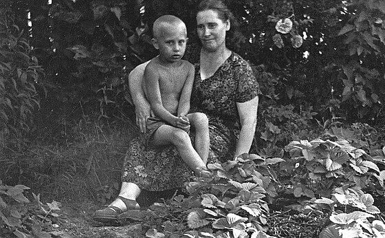 Убогое детство кровавого тирана: за что отчим чуть не убил Путина и почему мать отреклась от диктатора дважды. Фото
