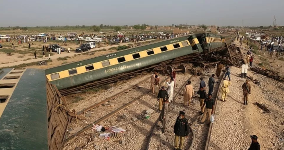 Десятки погибших, сотни раненых: в Пакистане сошел с рельсов пассажирский поезд. Фото