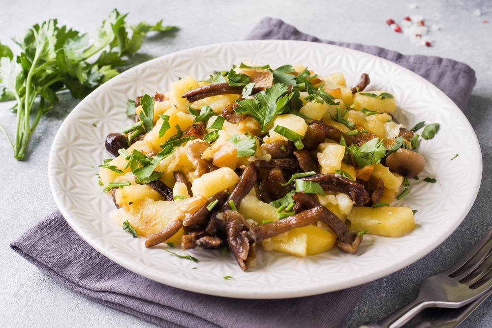 Жареный картофель с грибами