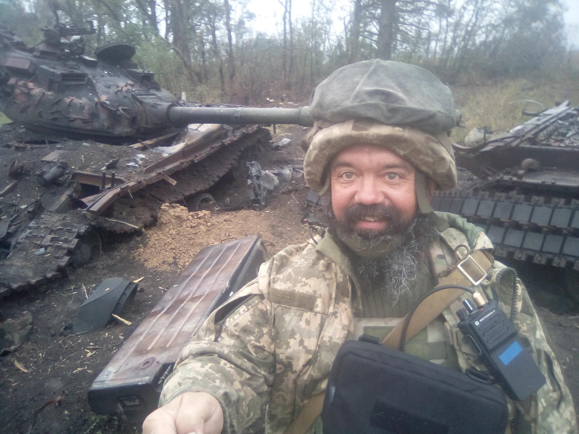 Андрей Веремиенко на фоне уничтоженных российских танков