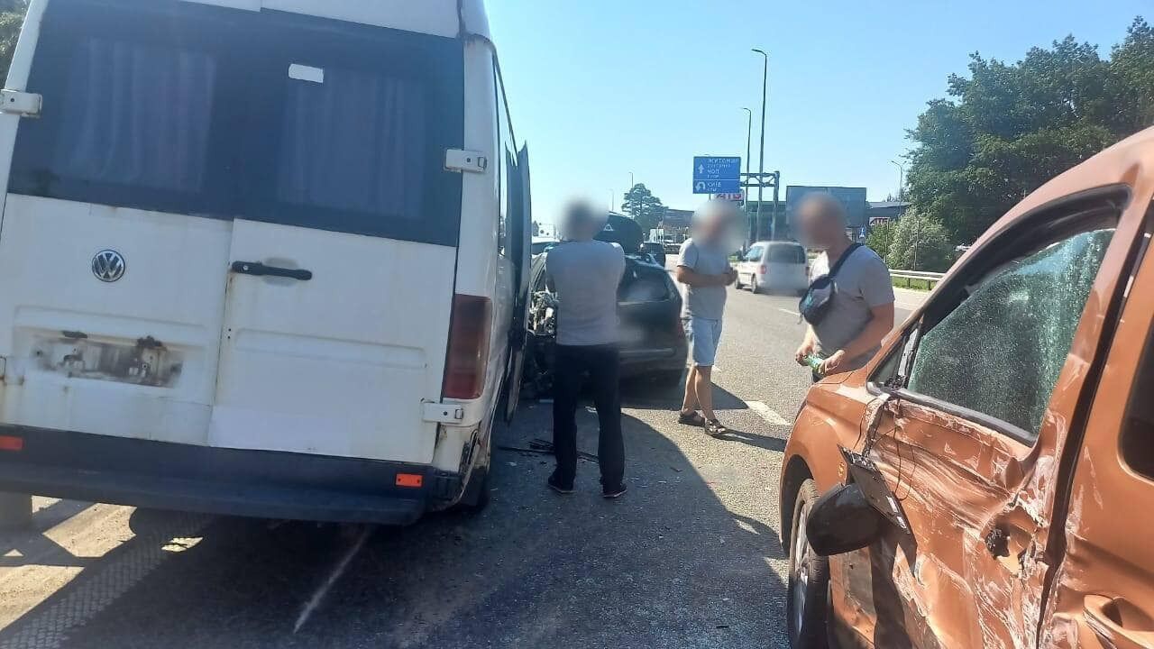На Київщині сталась аварія за участі трьох легковиків та мікроавтобуса: є постраждалі. Фото
