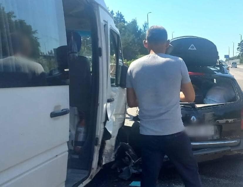 На Київщині сталась аварія за участі трьох легковиків та мікроавтобуса: є постраждалі. Фото