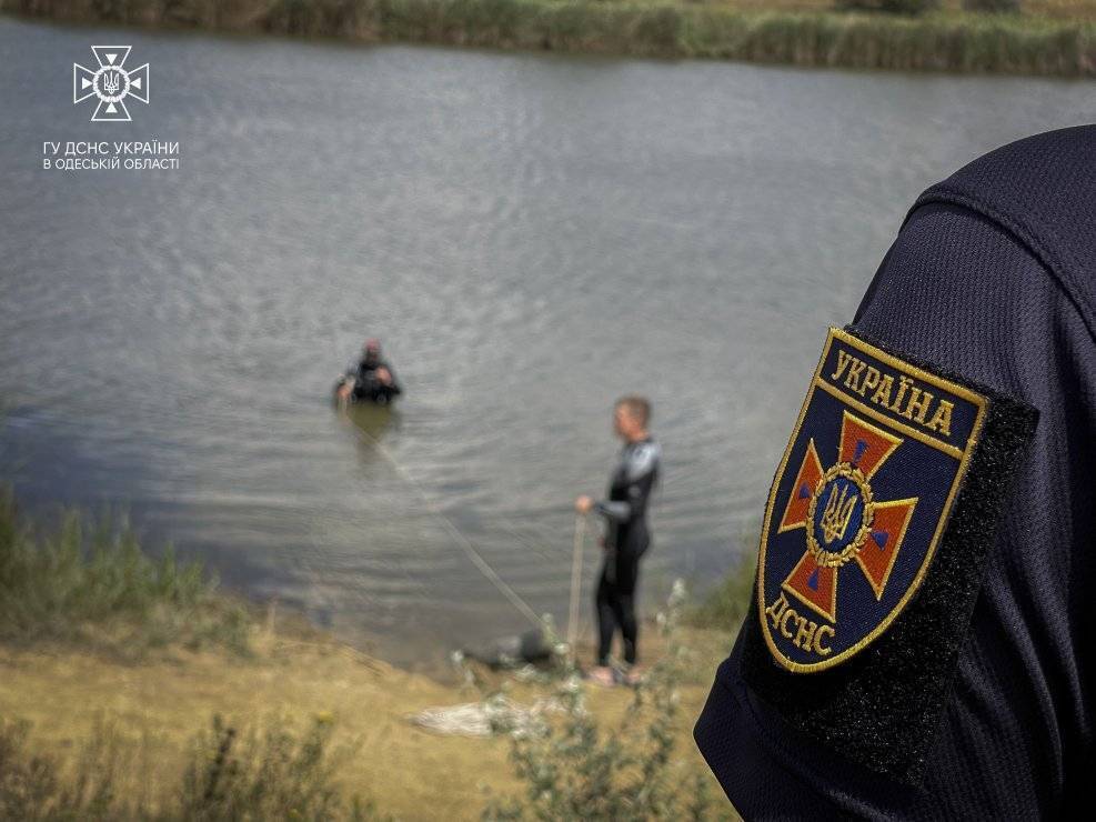 На Одещині чоловік потонув у ставку, намагаючись врятувати своїх онучок. Фото і відео