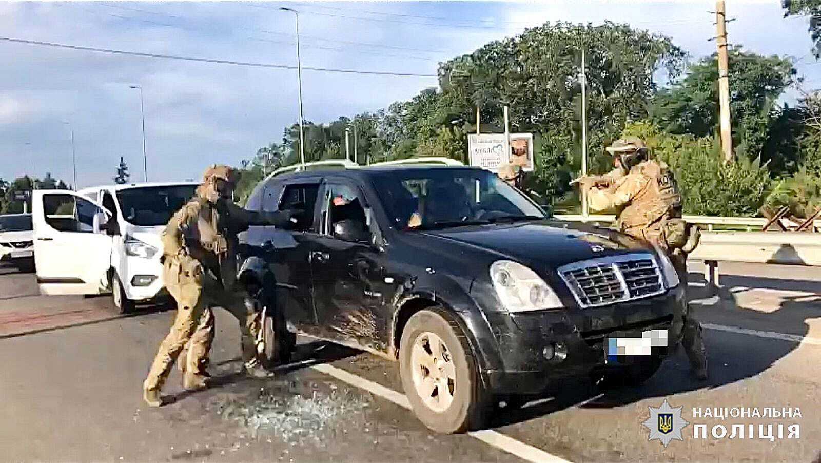 На Київщині затримали рецидивістів, які скоїли збройний напад на агрофірму в іншій області. Фото і відео