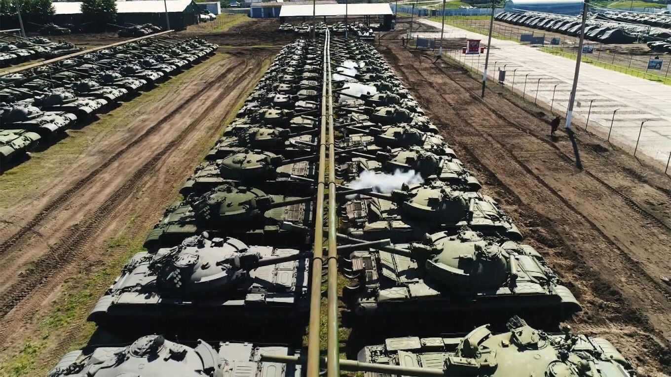 Россия наполовину опустошила крупнейший склад советской бронетехники из-за войны в Украине: СМИ раскрыли подробности