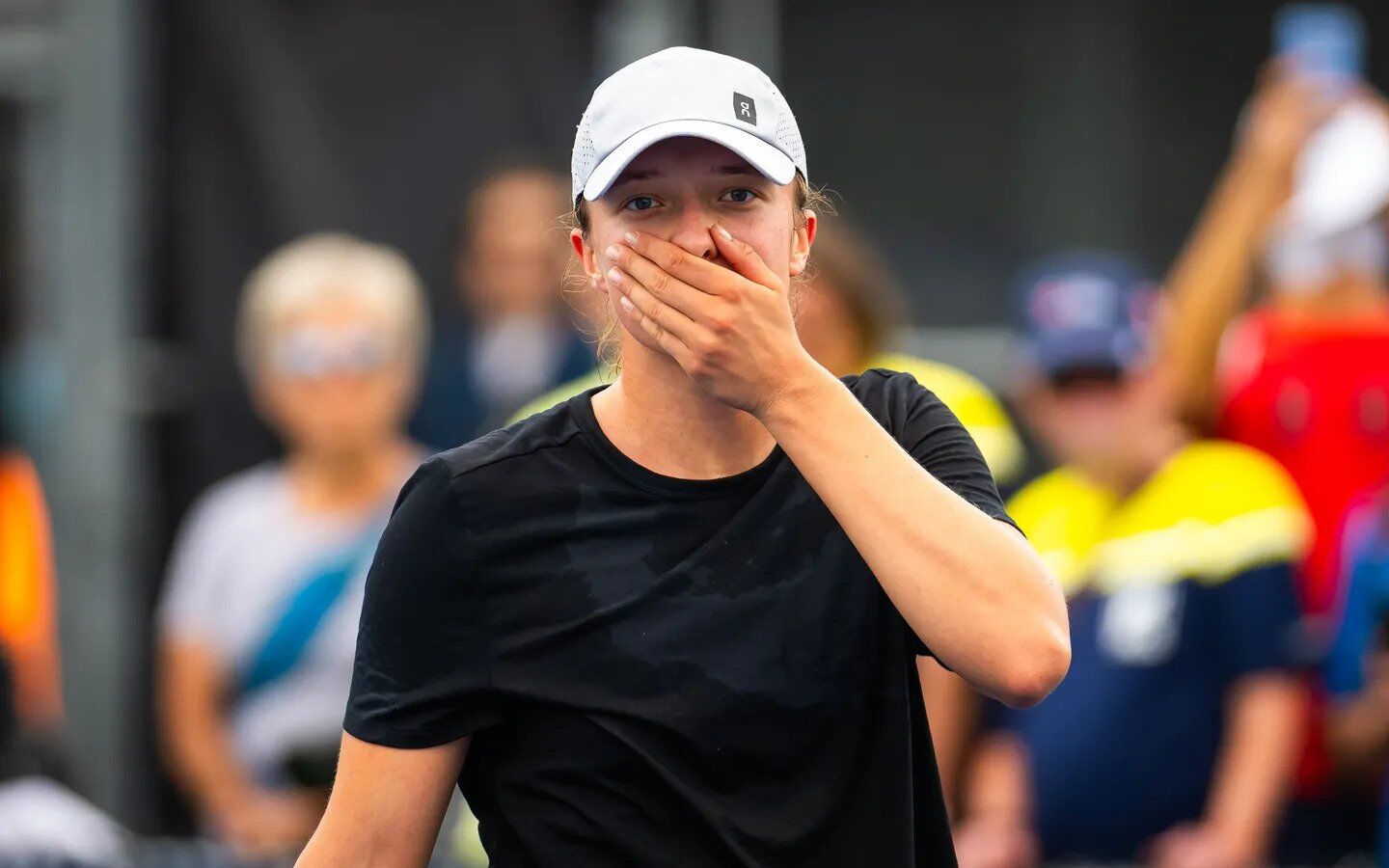 Лучшая теннисистка мира вышла на корт с заклеенным ртом и объяснила причину. Фотофакт