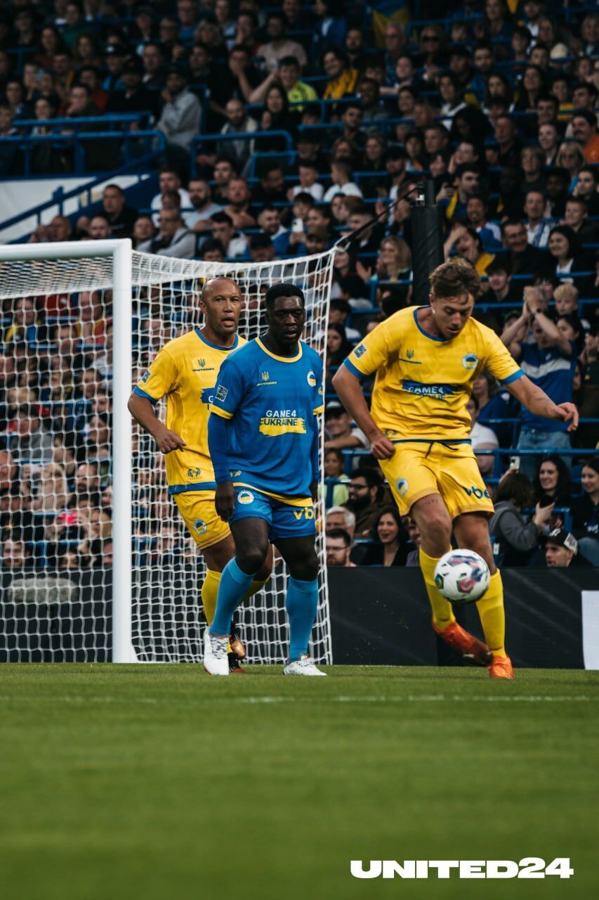 Россиян шокировало фото с благотворительного матча ради Украины. Они стерли любое упоминание о нашей стране