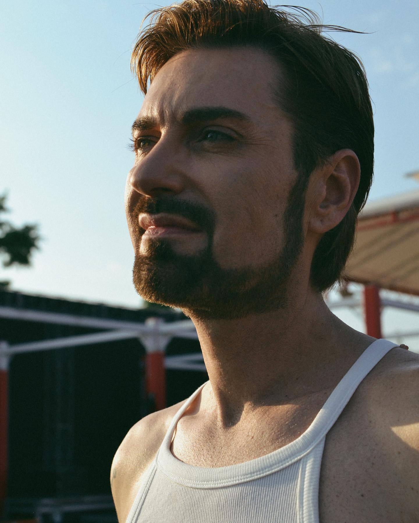 "Йому 46, а виглядає на 30": зірка 90-х EL Кравчук приємно здивував молодим виглядом та скромним образом за 130 євро