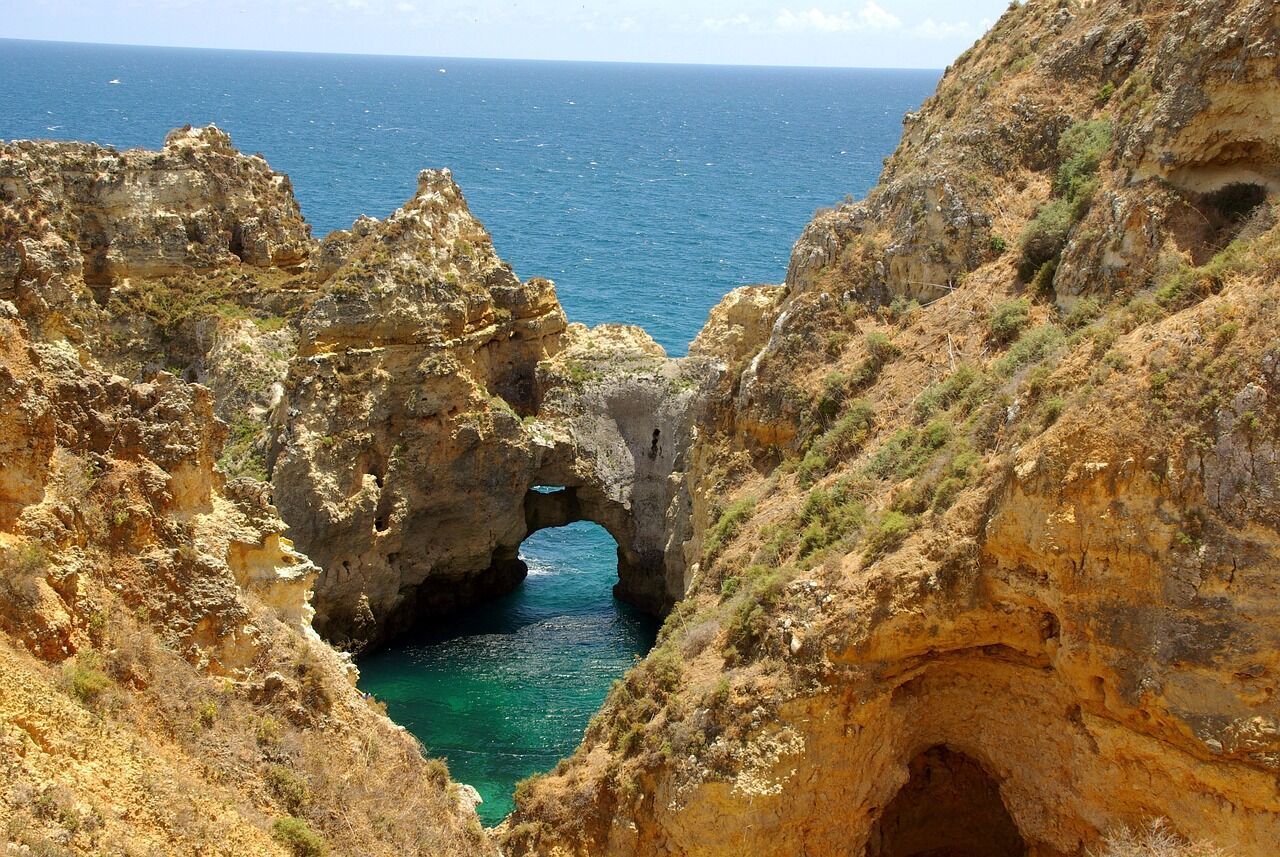 Поплавати з дельфінами та віднайти приховану печеру: що пропонує туристам португальський регіон Алгарве