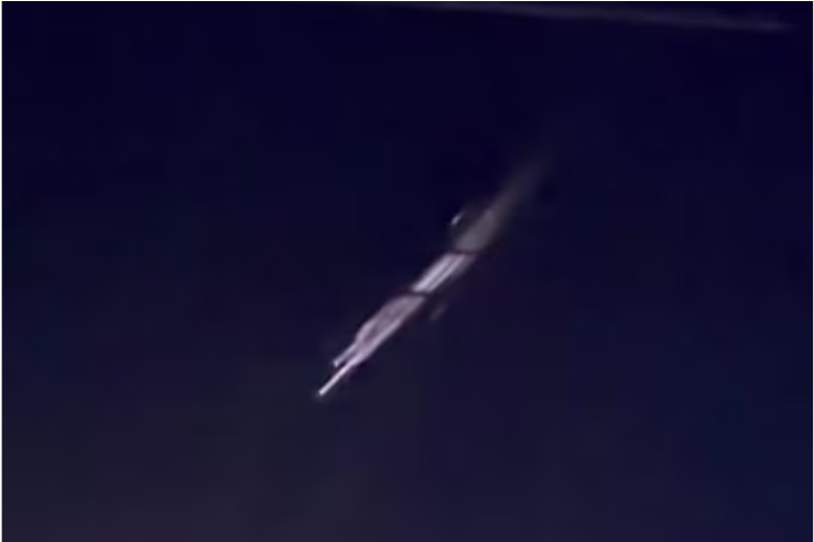 У небі над Австралією помітили палаючі уламки російської ракети: що сталося. Фото і відео