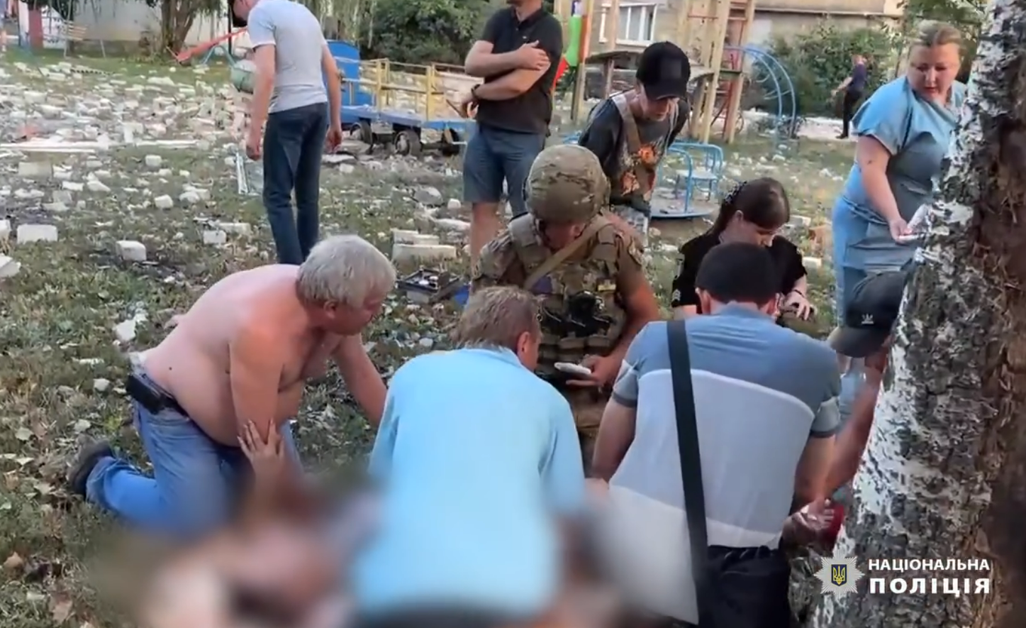 Людей витягували з-під завалів: у поліції показали кадри перших хвилин рятувальної операції в Покровську після удару РФ