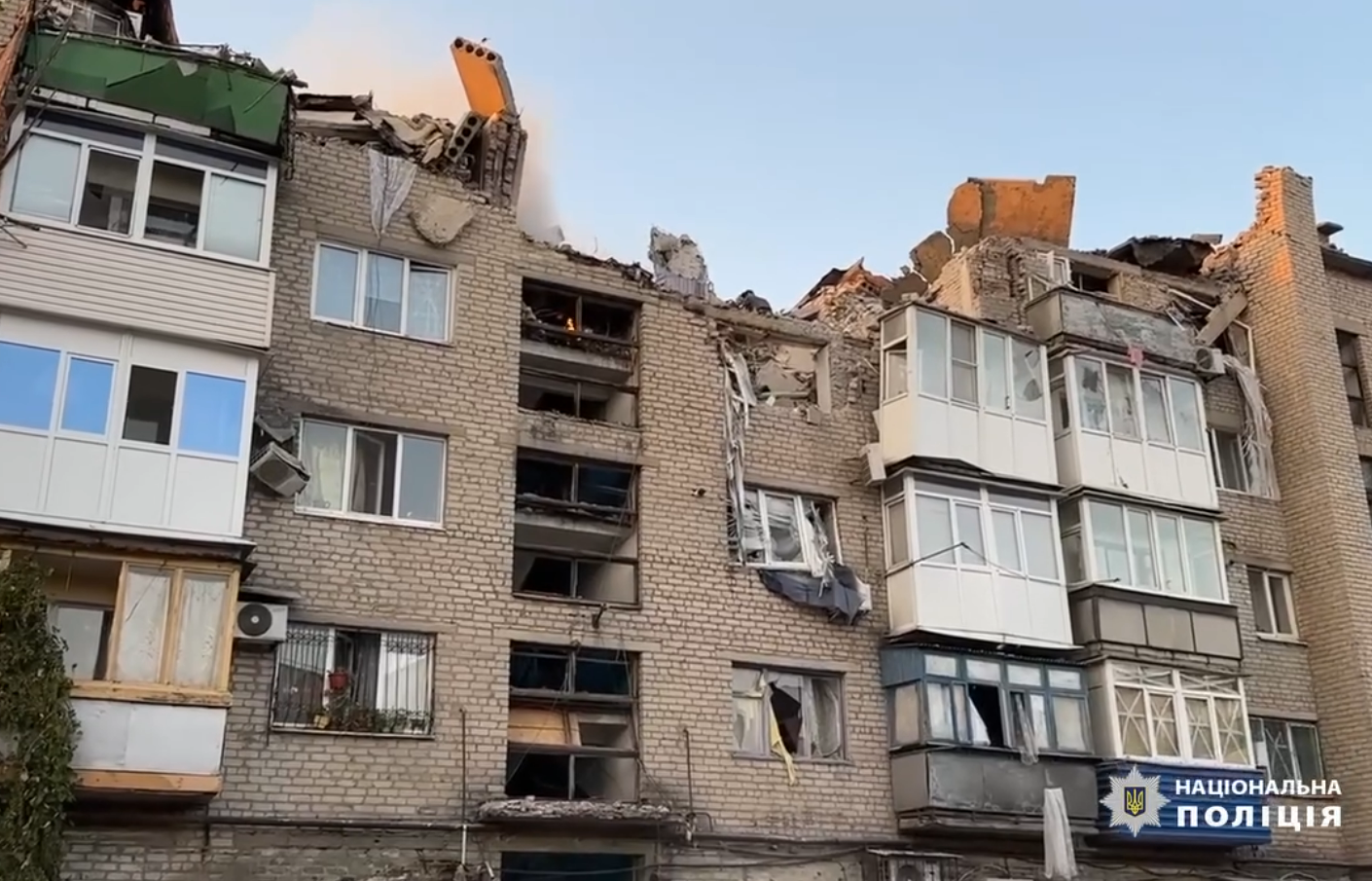 Людей вытаскивали из-под завалов: в полиции показали кадры первых минут спасательной операции в Покровске после удара РФ