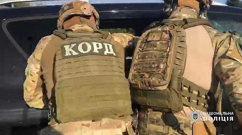 На Київщині затримали рецидивістів, які скоїли збройний напад на агрофірму в іншій області. Фото і відео