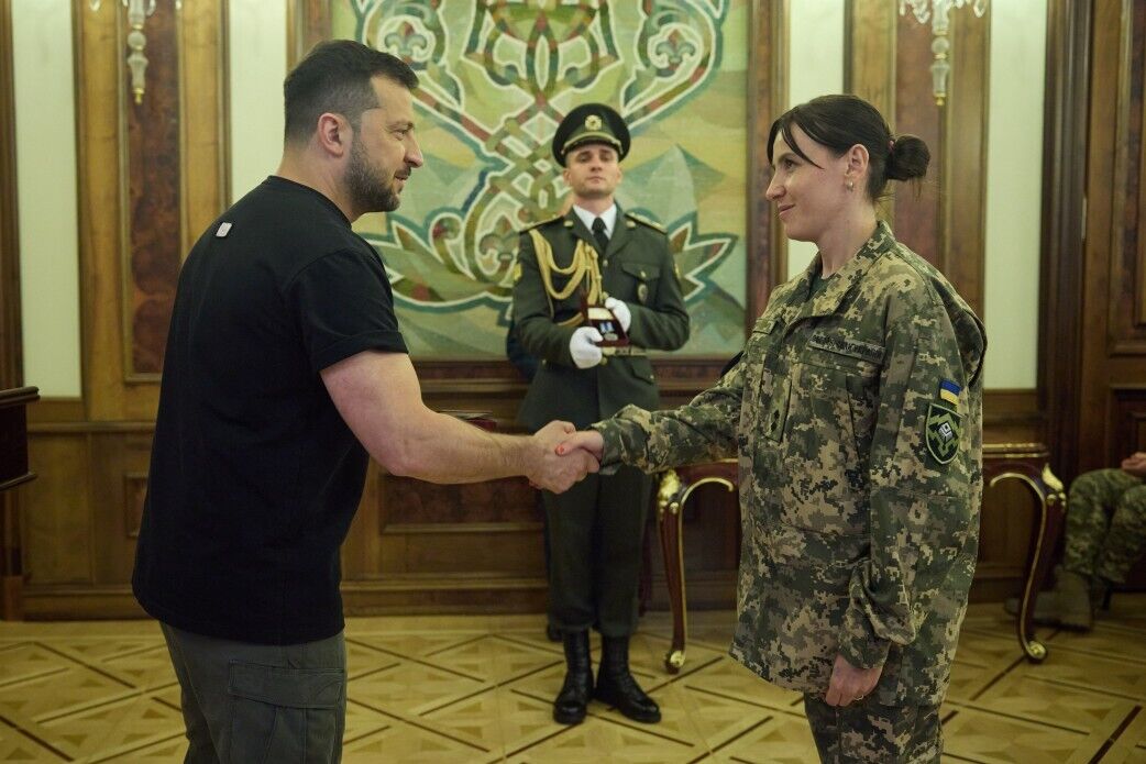 "Настоящий героизм заметен не сразу": Зеленский торжественно поздравил воинов Войск связи и кибербезопасности Украины. Видео
