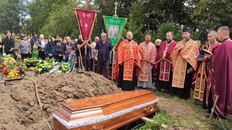 На Тернопільщині попрощалися з молодим воїном, який загинув у боях біля Сватового: йому назавжди буде 30. Фото 