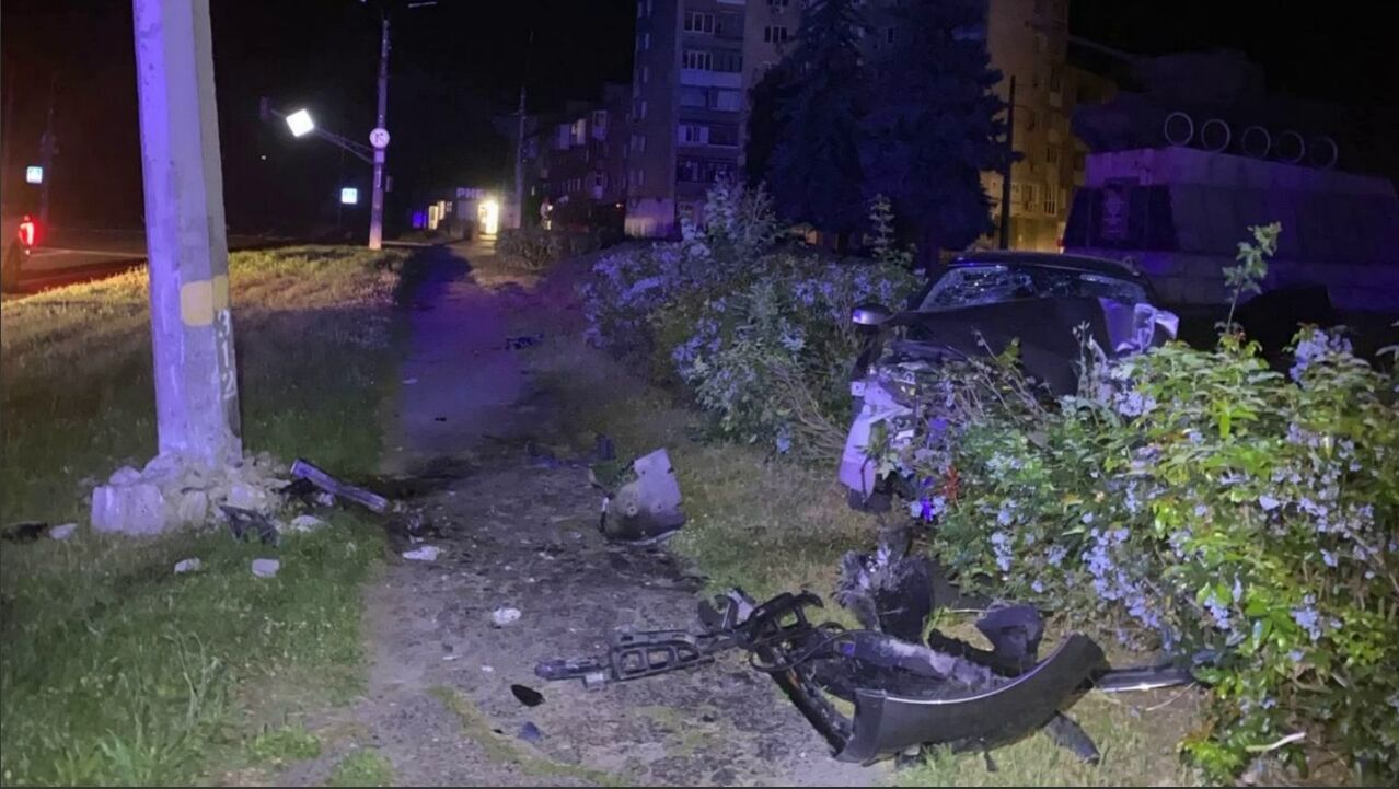 На Київщині водій, втікаючи від поліції вночі, протаранив електроопору: є постраждалі. Відео