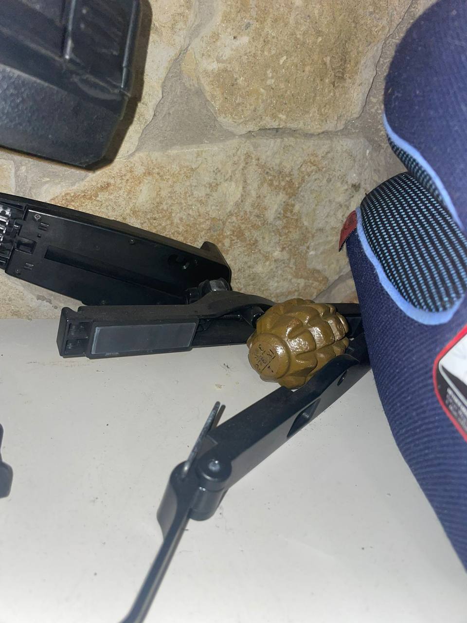 Житель Бучи обнаружил в гараже растяжку: полиция обезвредила опасный предмет. Фото