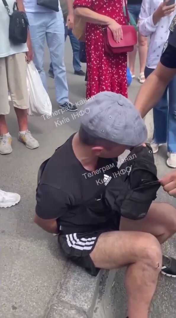 В Киеве мужчина на остановке едва не убил молодого человека: известны подробности. Фото и видео