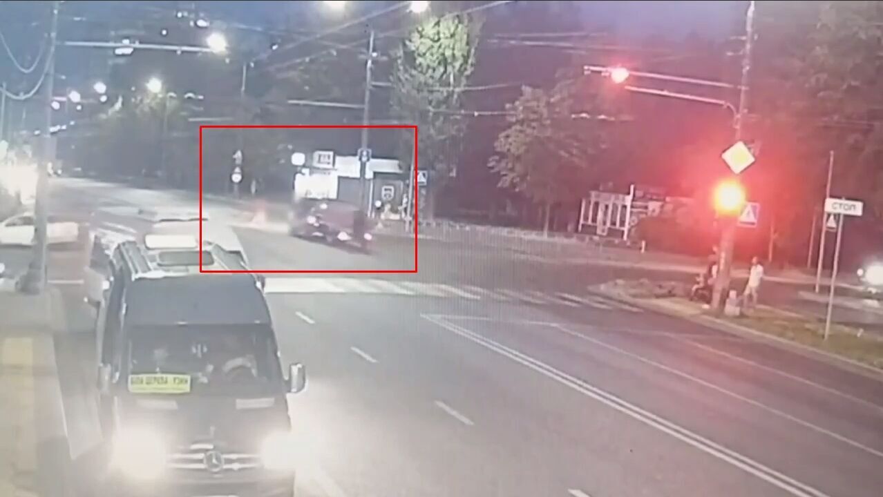 В Киевской области легковушка на пешеходном переходе сбила женщину: момент аварии зафиксировала камера. Видео