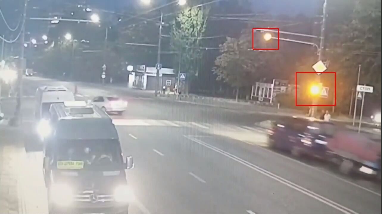 На Київщині легковик на пішохідному переході збив жінку: момент аварії зафіксувала камера. Відео