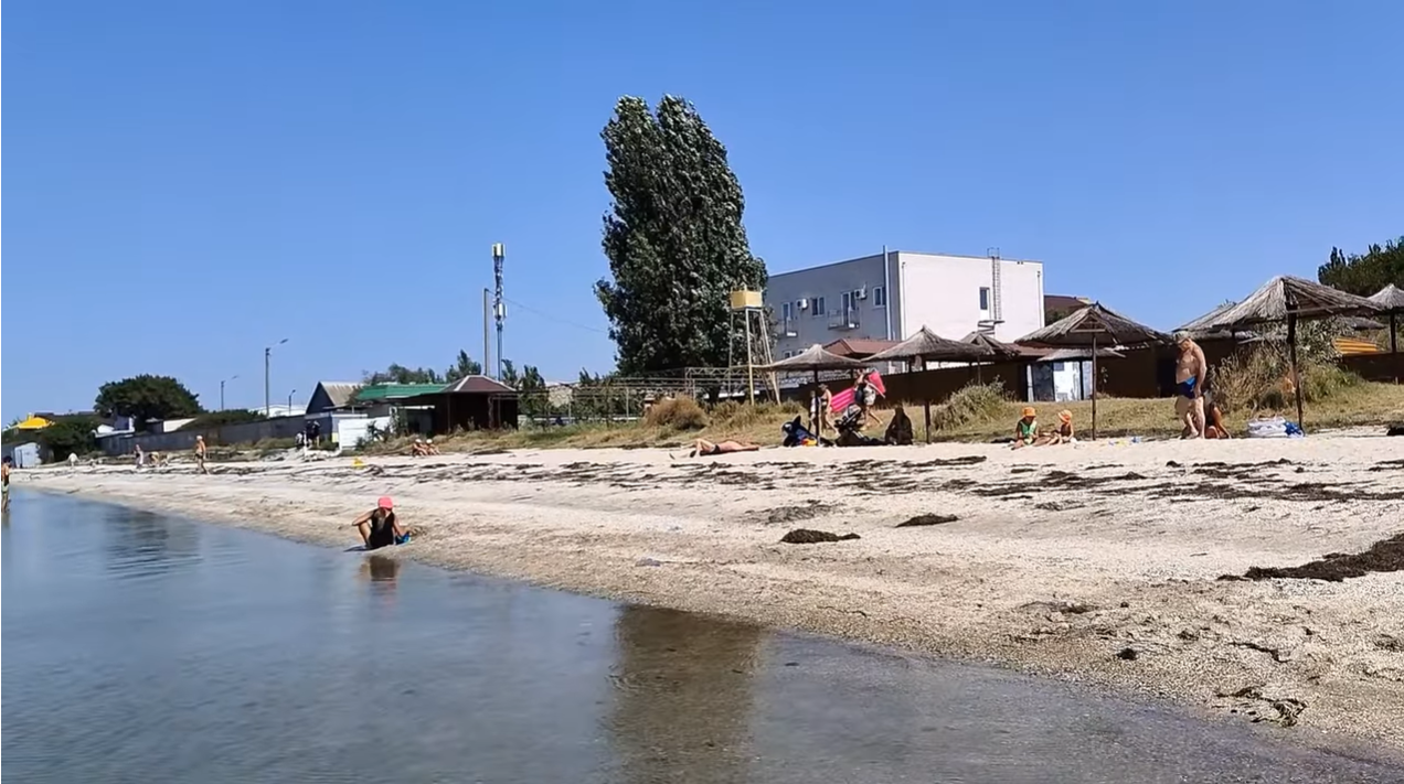 Порожнеча та водорості на пляжах: що відбувається на окупованих курортах Азовського моря