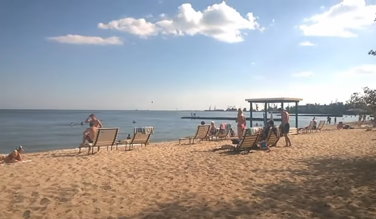 Пустота и водоросли на пляжах: что происходит на оккупированных курортах Азовского моря
