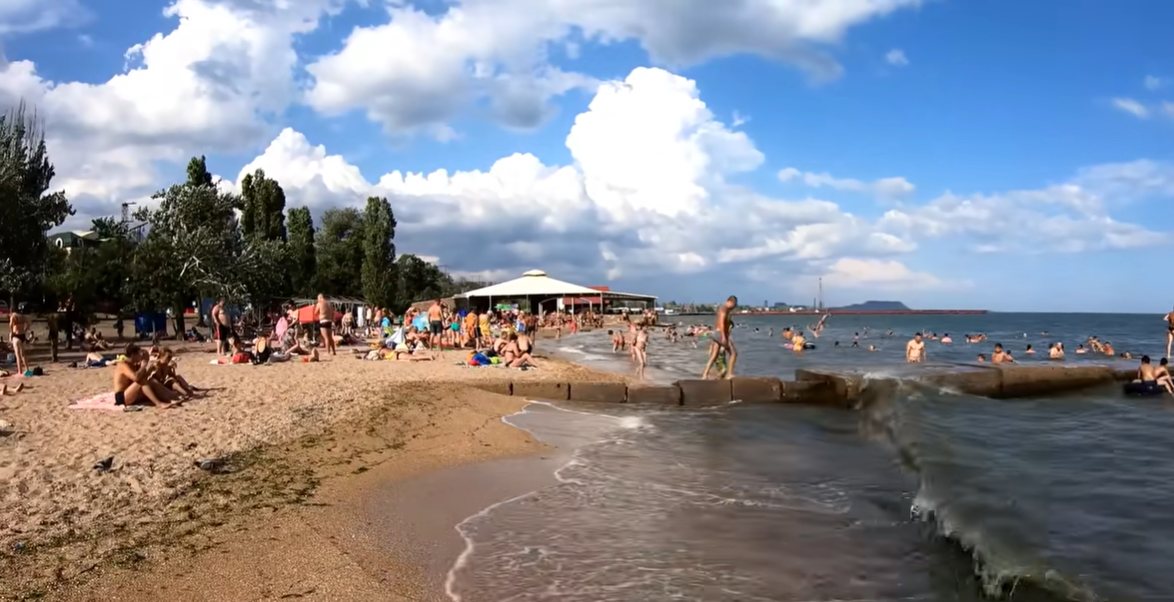 Порожнеча та водорості на пляжах: що відбувається на окупованих курортах Азовського моря