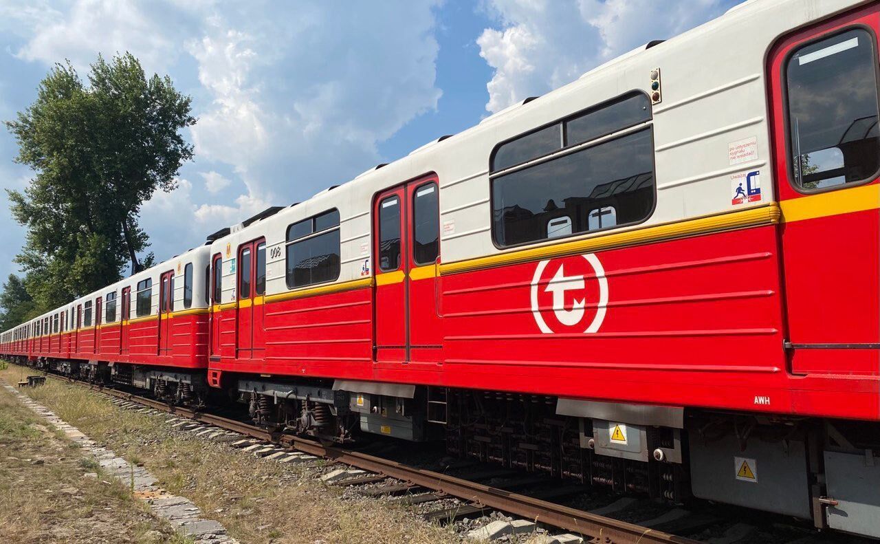 В Киев прибыли очередная партия варшавских вагонов метро. Фото