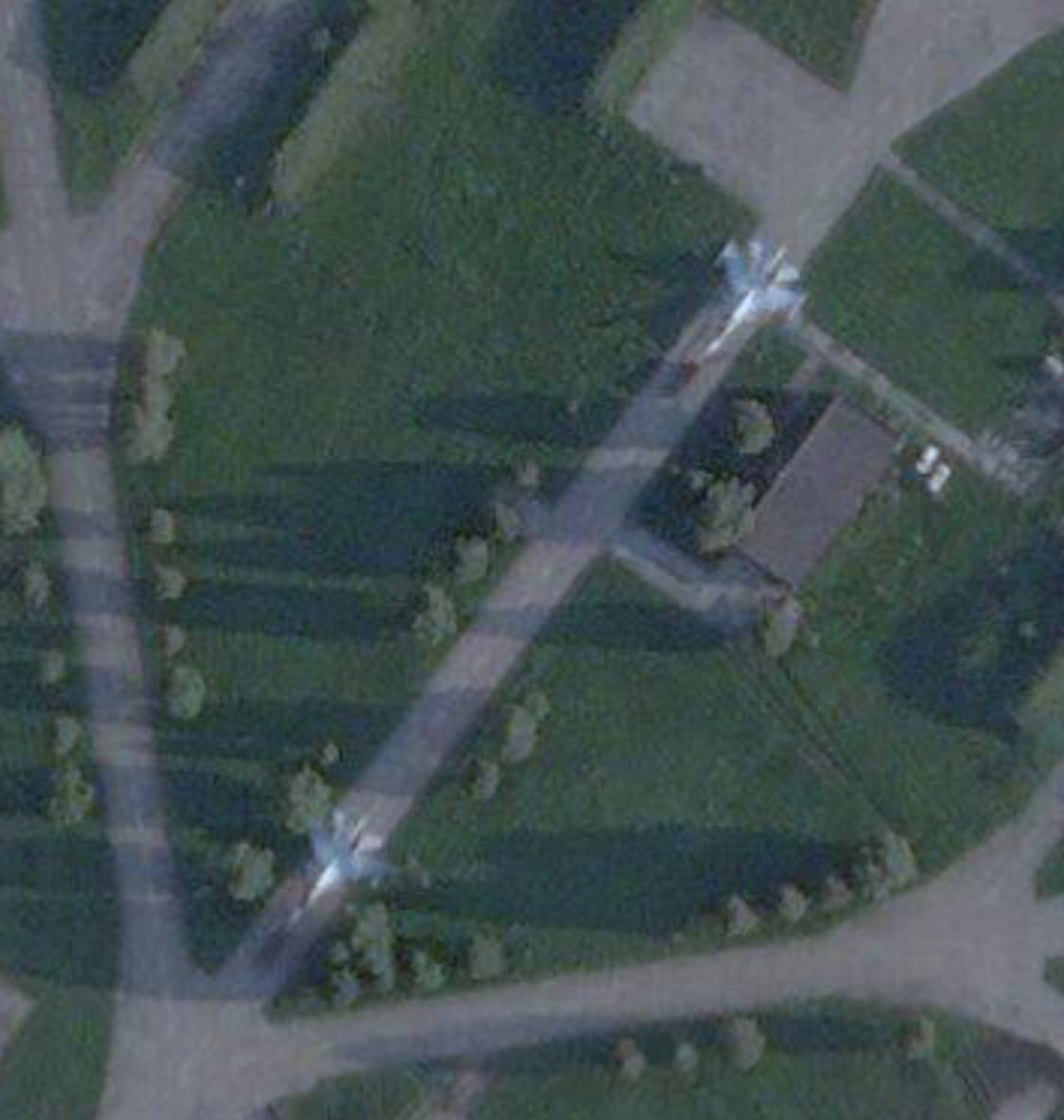 Були пошкоджені спеціальними бомбами: супутникові знімки розкрили  нові деталі атаки на авіабазу в Курській області