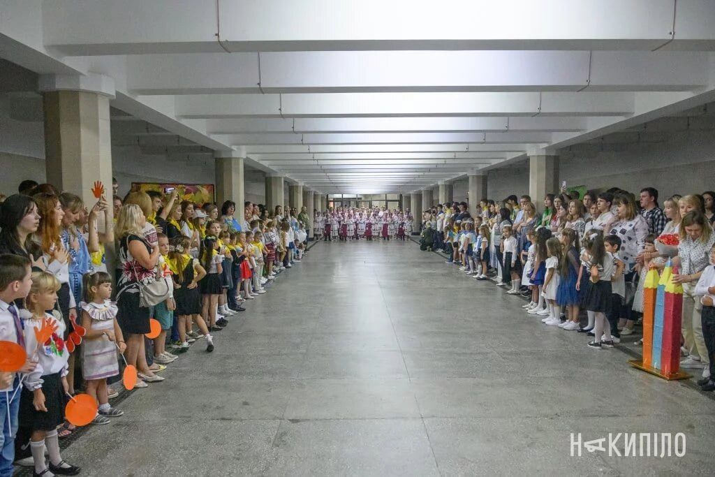 У харківському метро обладнали 17 навчальних класів і провели святкову лінійку. Фото