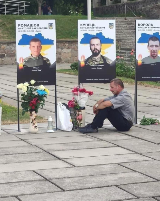 Син вже не повернеться додому: мережу зворушило фото батька захисника біля стели на честь Героя. Фото 