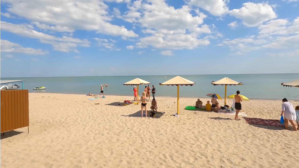 Порожнеча та водорості на пляжах: що відбувається на окупованих курортах Азовського моря