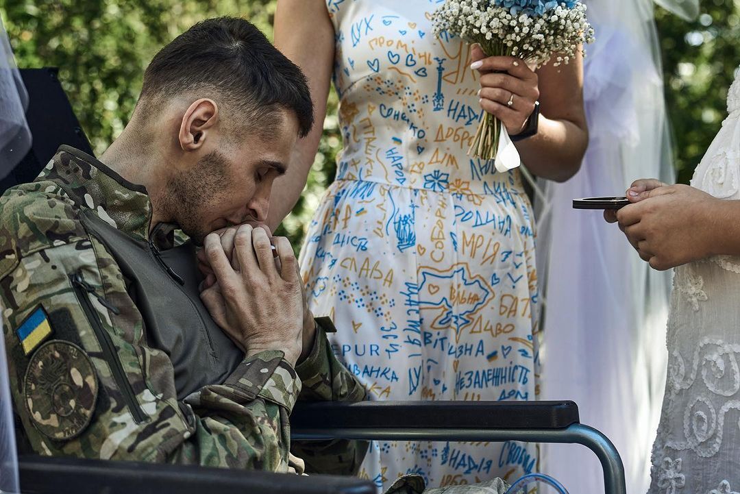 Військовий вирішив не відкладати весілля і одружився з коханою прямо у госпіталі. Фото